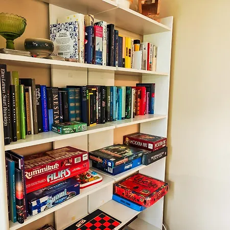 דירה Authentic Wooden House By The River With An Igloo רובניימי