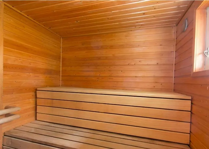 דירה Authentic Wooden House By The River With An Igloo