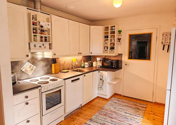 דירה Authentic Wooden House By The River With An Igloo *