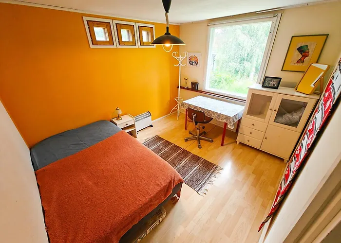 Authentic Wooden House By The River With An Igloo רובניימי