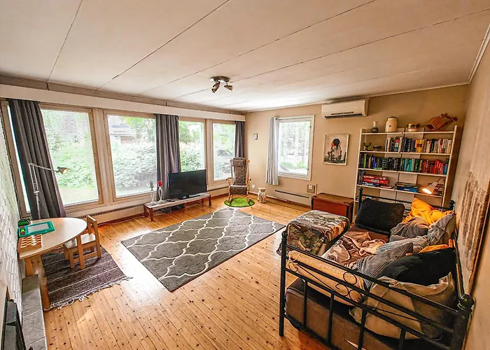 דירה Authentic Wooden House By The River With An Igloo *